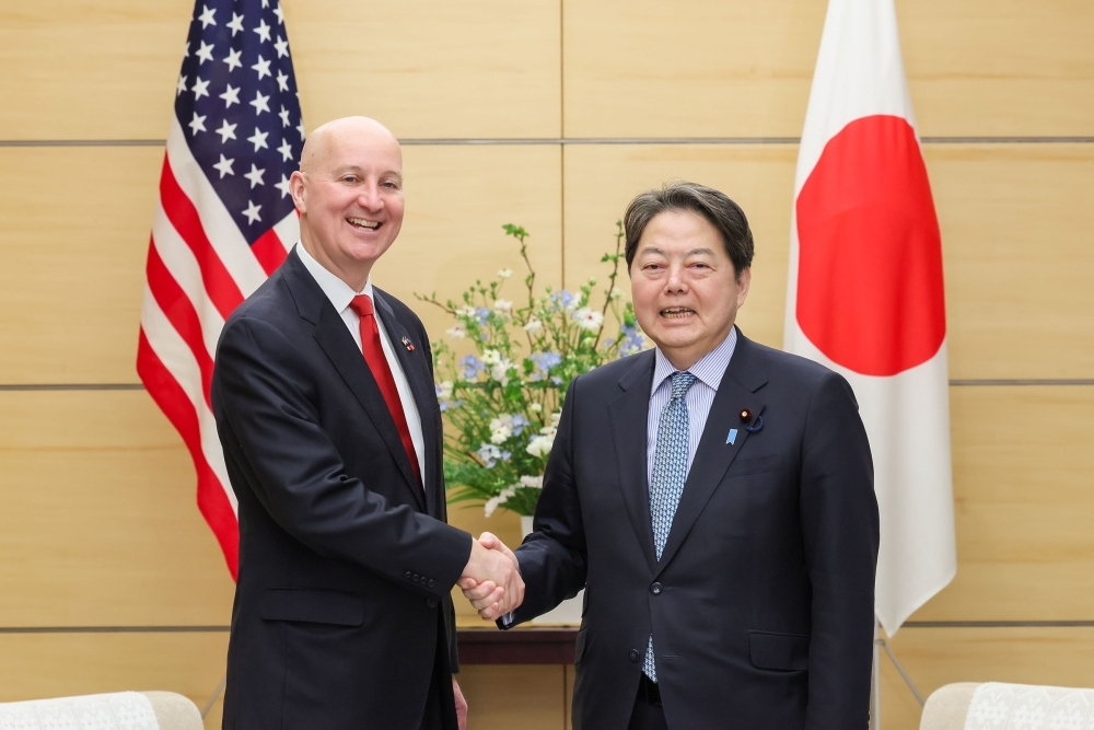 リケッツ上院議員と握手する林官房長官の姿