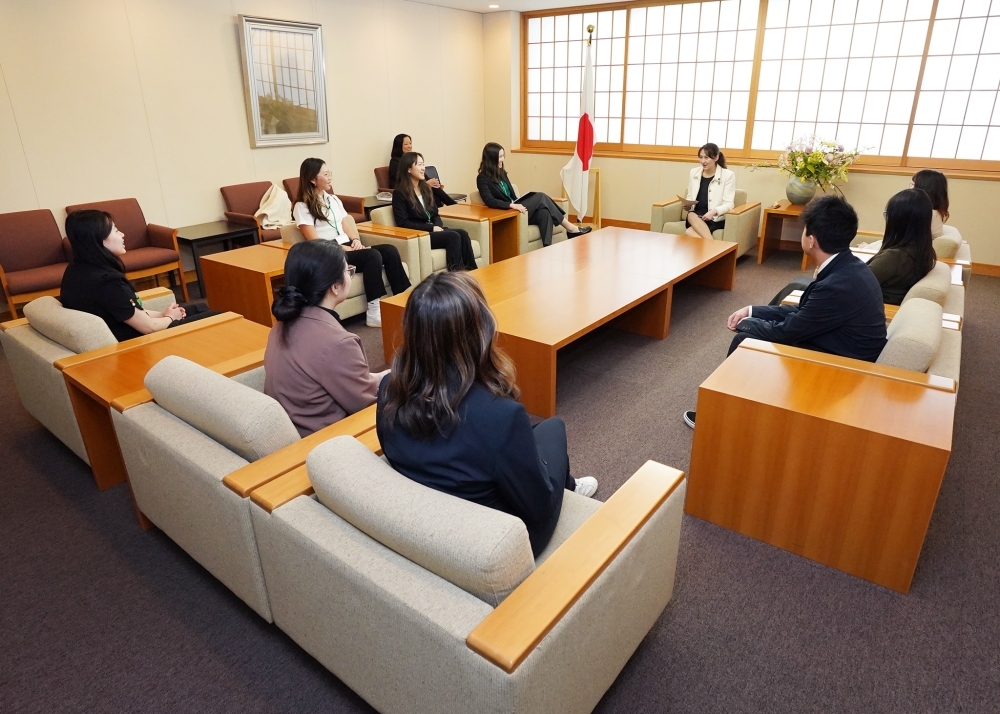 アジア系米国人青少年や英利外務大臣政務官がソファーに座って対話している風景画像