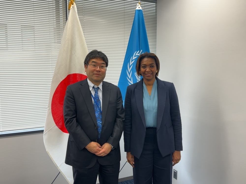 日本側団長の日下部外務省国際協力局審議官(左)及びWFP側団長のラニア・ダガシュ=カマラWFP事務局次長(右)