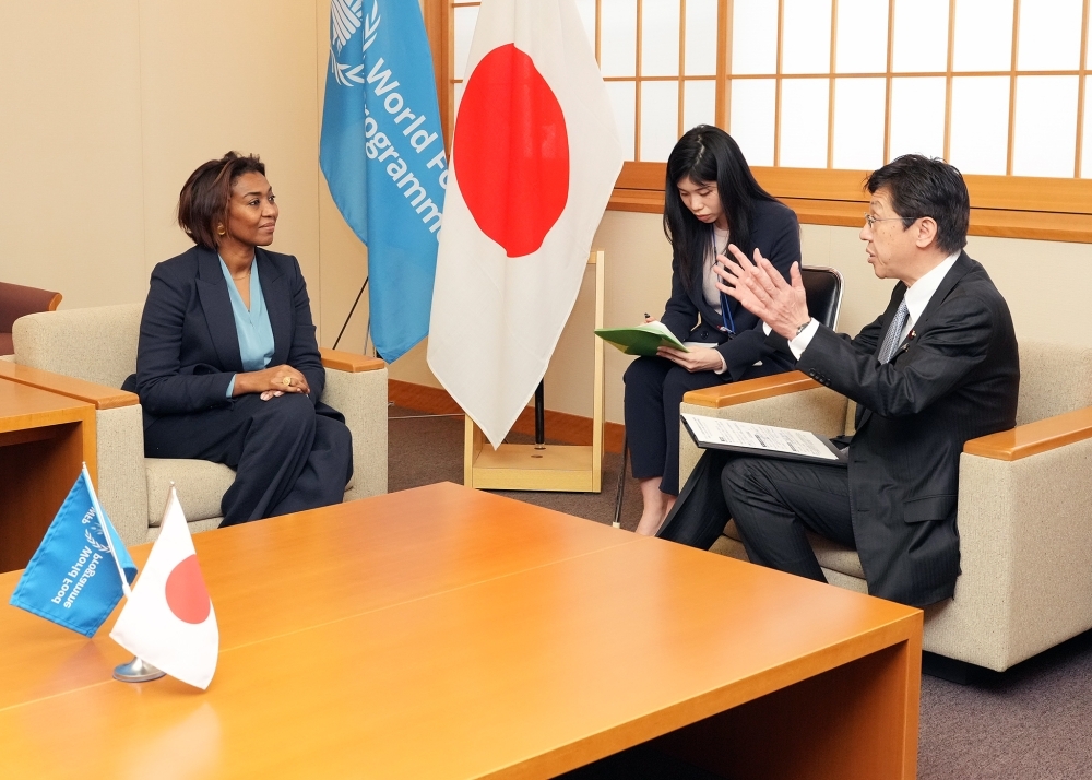 ダガシュ=カマラWFP事務局次長と意見交換をする松本外務大臣政務官
