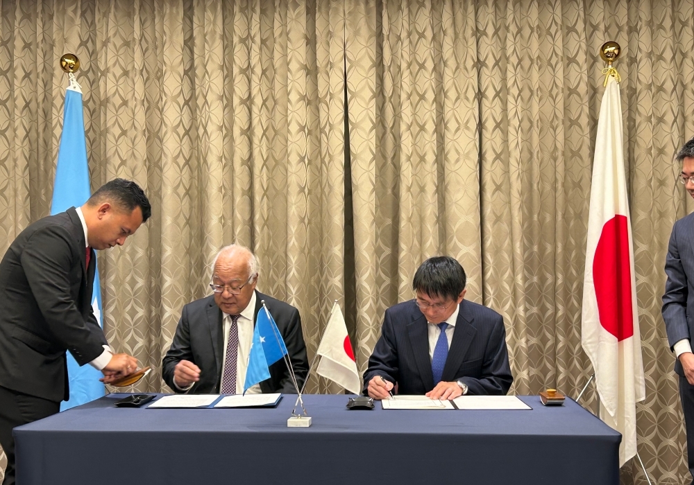 無償資金協力の書簡に署名をする籠宮駐ミクロネシア日本大使とロバート・ミクロネシア外務大臣