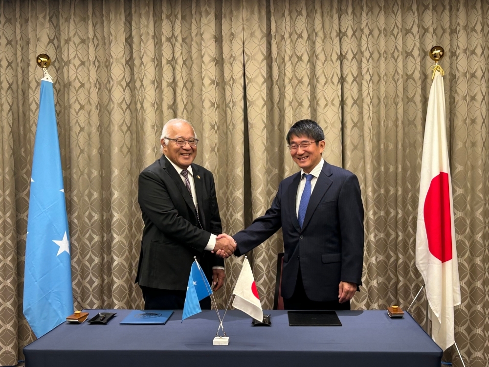 握手をする籠宮駐ミクロネシア日本大使とロバート・ミクロネシア外務大臣
