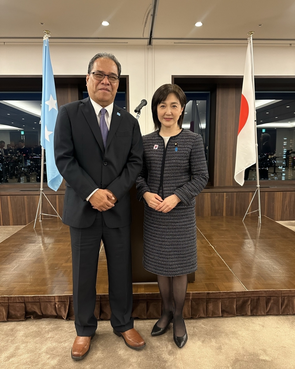 シミナ大統領と生稲政務官との記念撮影
