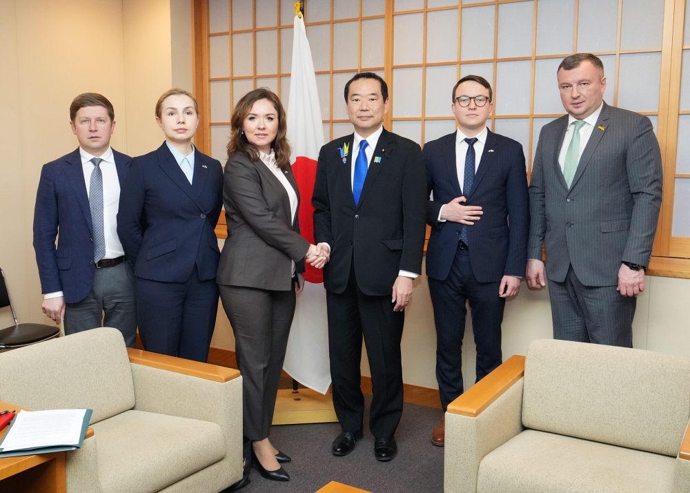 藤井副大臣と対日友好議員連盟一行との集合写真