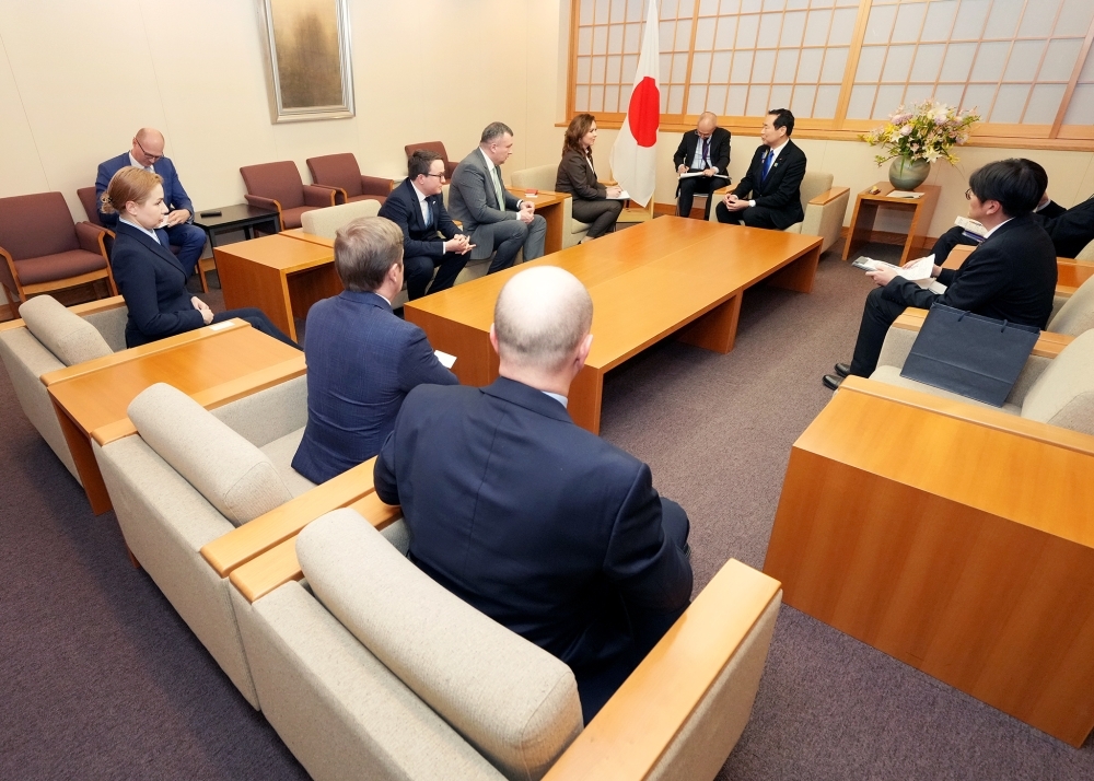 藤井副大臣と対日友好議員連盟一行との懇談の様子