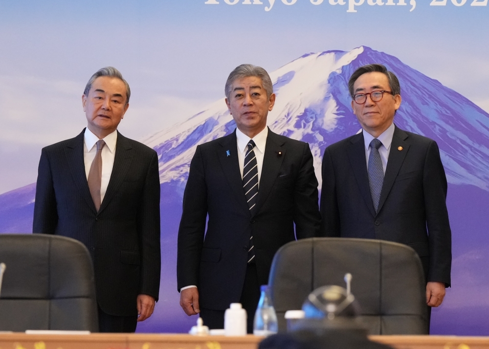 並んで写真撮影する日中韓外相