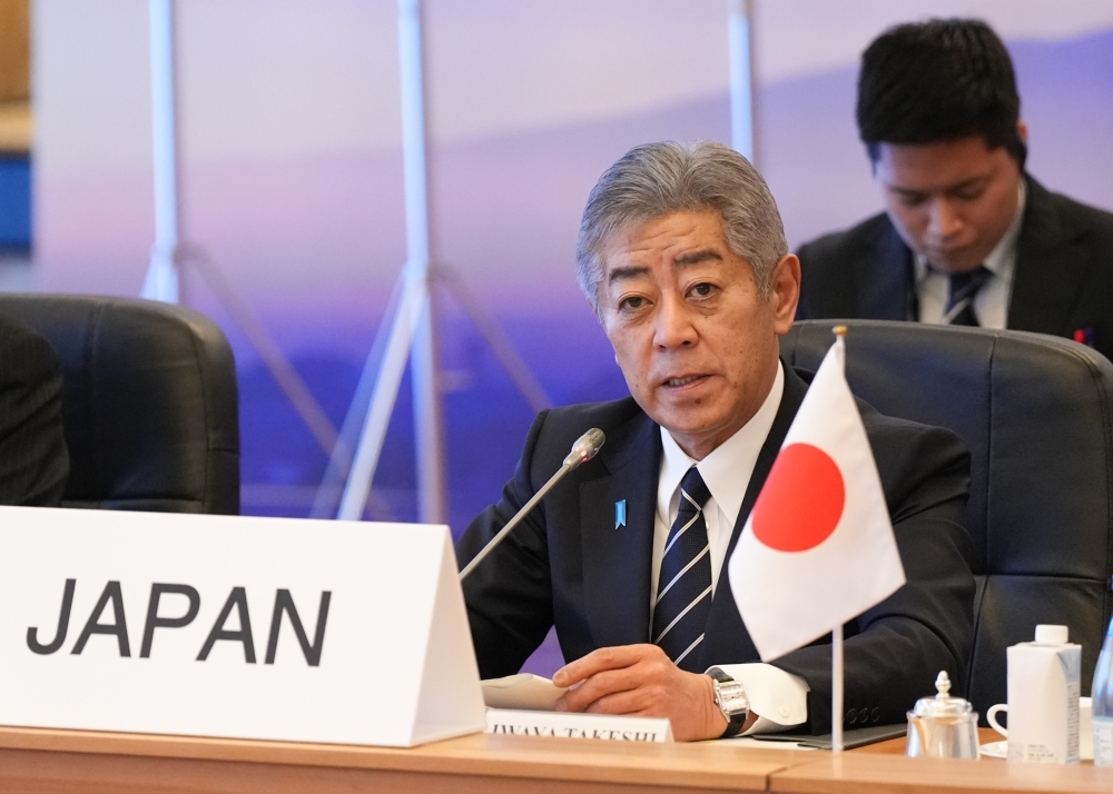 日中韓外相会議で発言する岩屋外務大臣