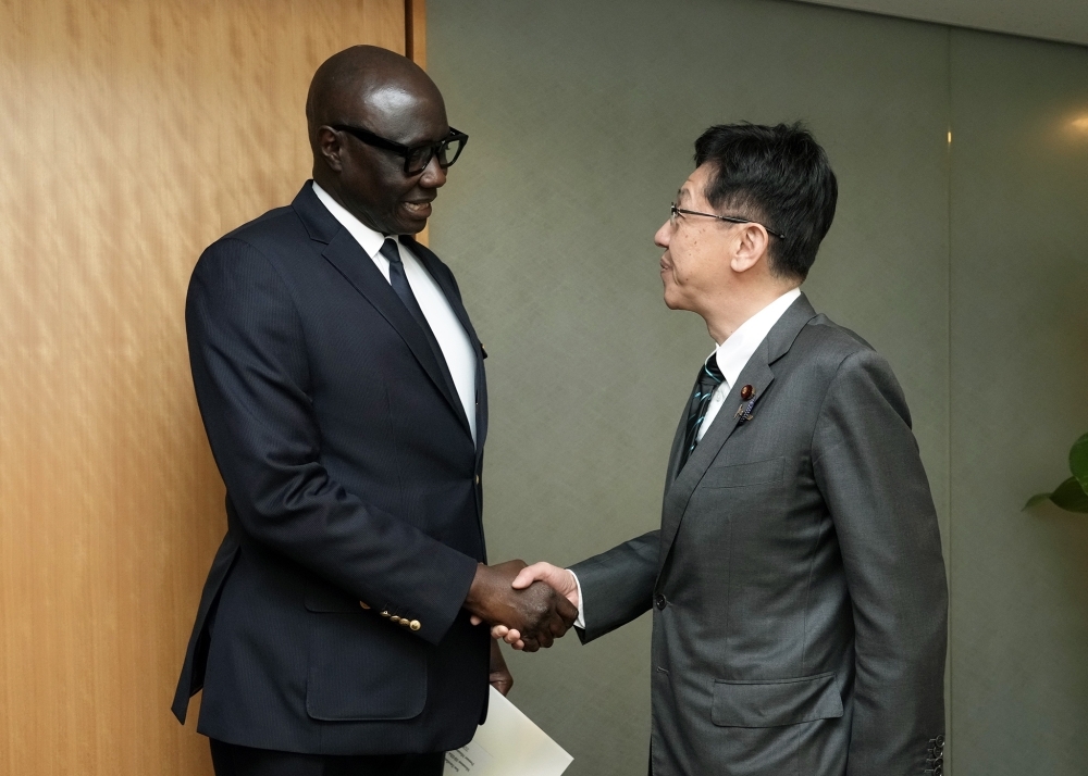 ジョップ・セネガル国防大臣と握手する松本外務大臣政務官上川外務大臣