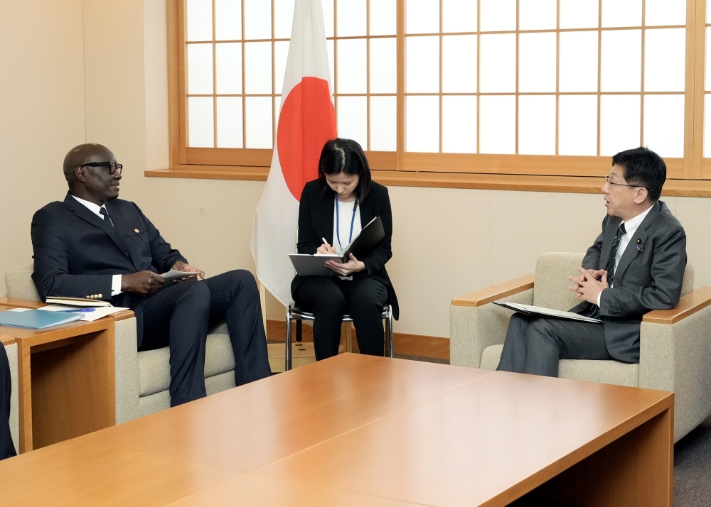 松本外務大臣政務官とジョップ・セネガル国防大臣との会談の様子