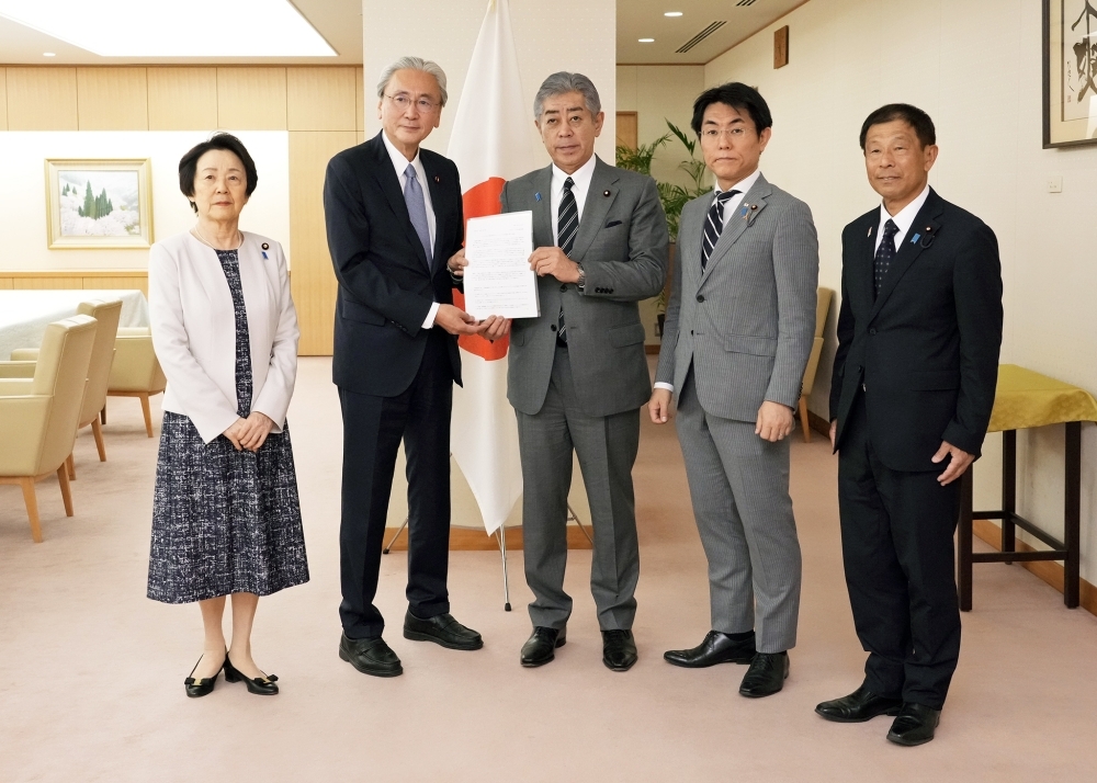 岩屋大臣を中心に日本ウイグル議員連盟の方々と並んで撮影した記念写真