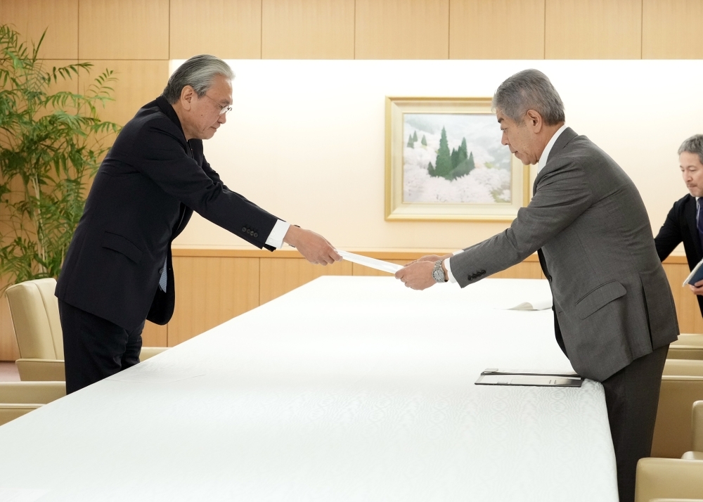 日本ウイグル議員連盟側から岩屋大臣へ要請が手交される様子