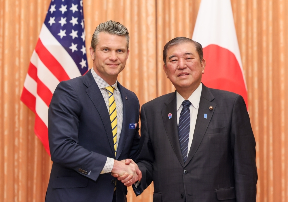 握手する石破総理大臣とヘグセス米国防長官