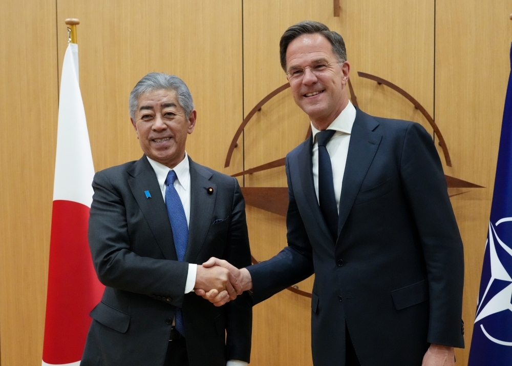 ルッテ事務総長と握手する岩屋外務大臣