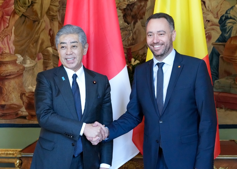 プレヴォ・ベルギー副首相兼外務大臣と握手する岩屋外務大臣