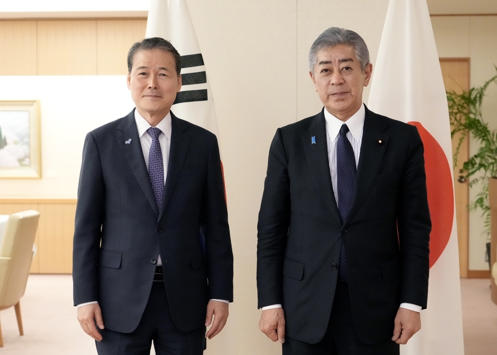 両国旗の前に立つ岩屋大臣と金長官の姿