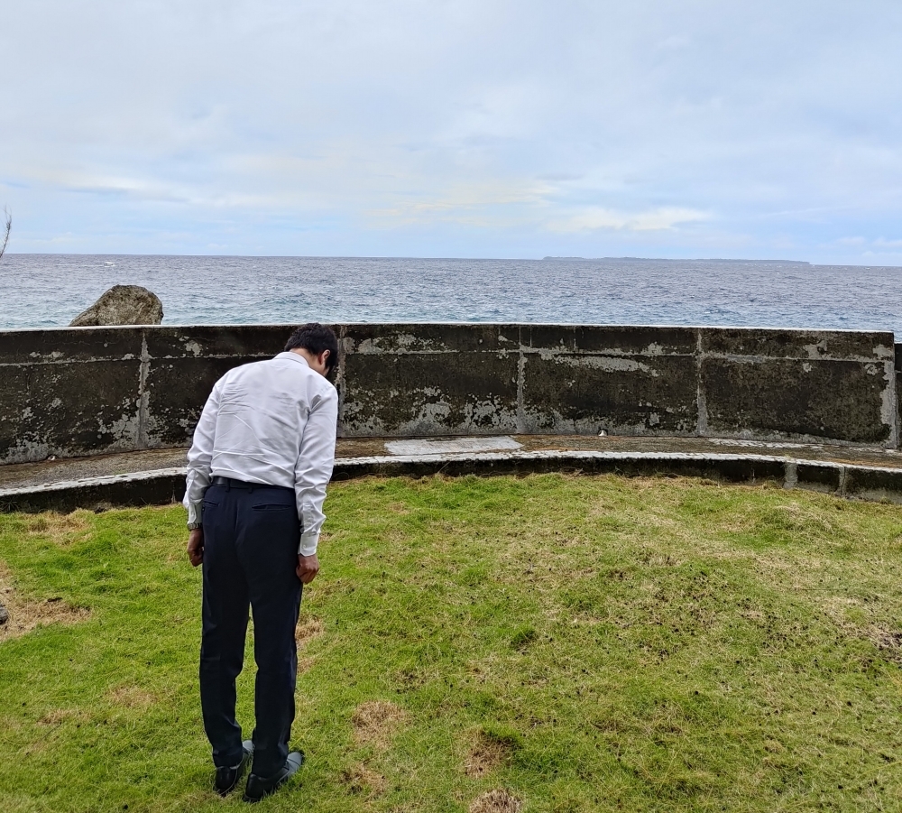 アンガウル島の方向へ一礼