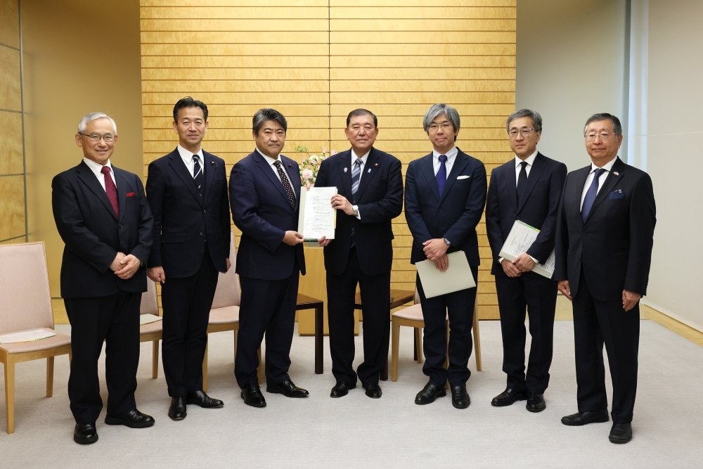 委員会による第41回合同会議の政策提言を受領している石破総理大臣の姿
