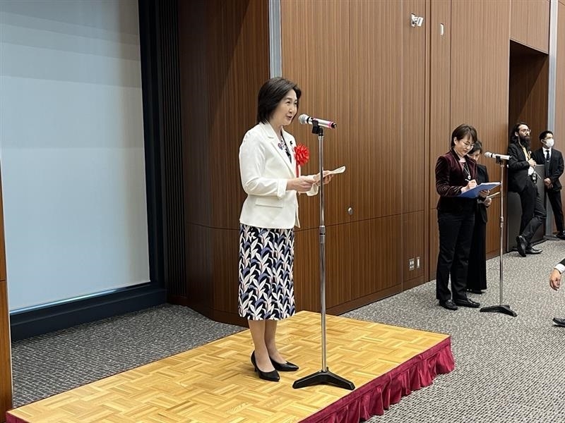 レセプションの冒頭に乾杯挨拶を行う生稲政務官の姿