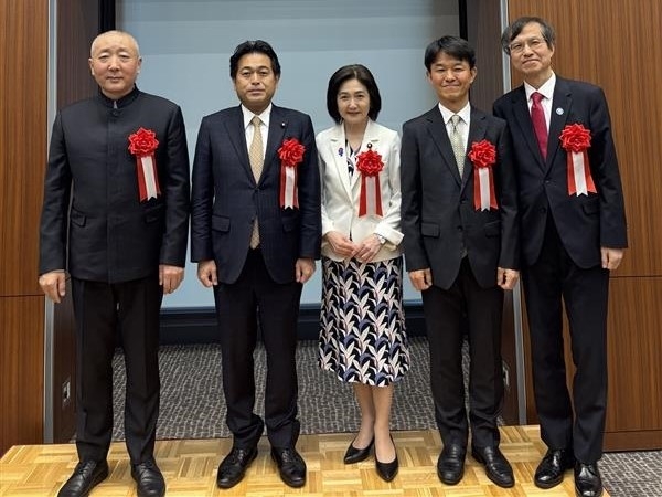 関係者と記念撮影する生稲政務官の様子