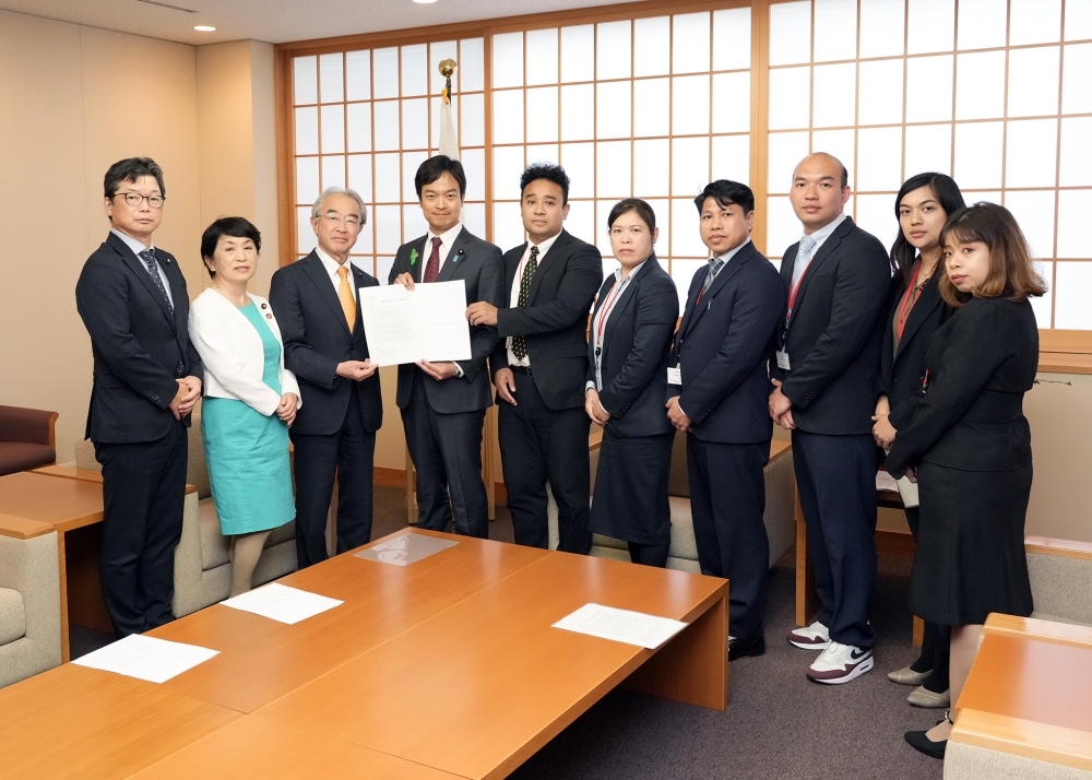 宮路外務副大臣に要請書を手交するミャンマーの民主化を支援する議員連盟及び在日ミャンマー人コミュニティ