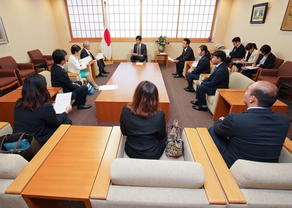 宮路外務副大臣と意見交換をするミャンマーの民主化を支援する議員連盟及び在日ミャンマー人コミュニティ