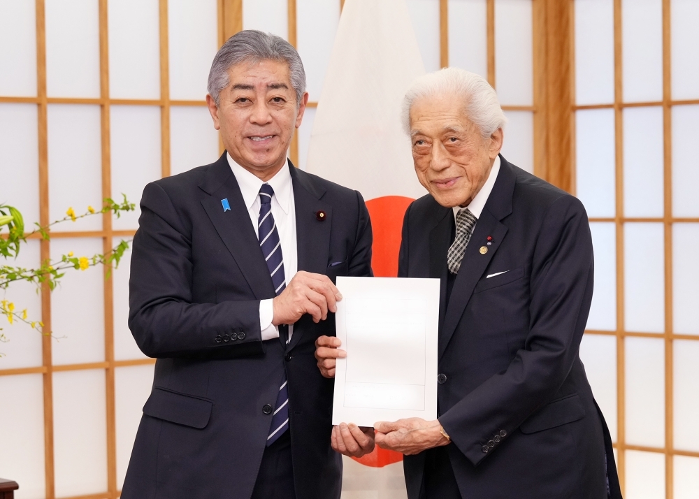 辞令書を写真撮影者に見せる岩屋外務大臣と千玄室大宗匠