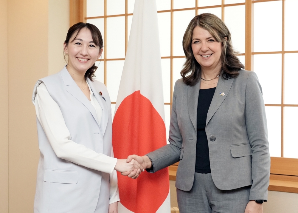 スミス州首相と握手する英利政務官