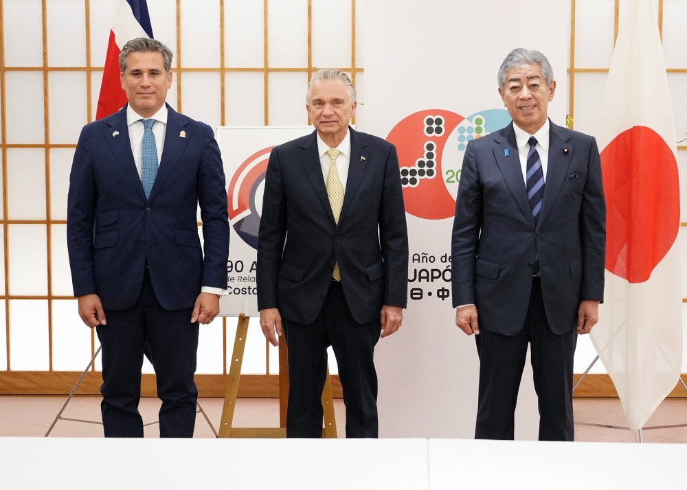 アンドレ外相、トバール貿易大臣と写真撮影する岩屋大臣