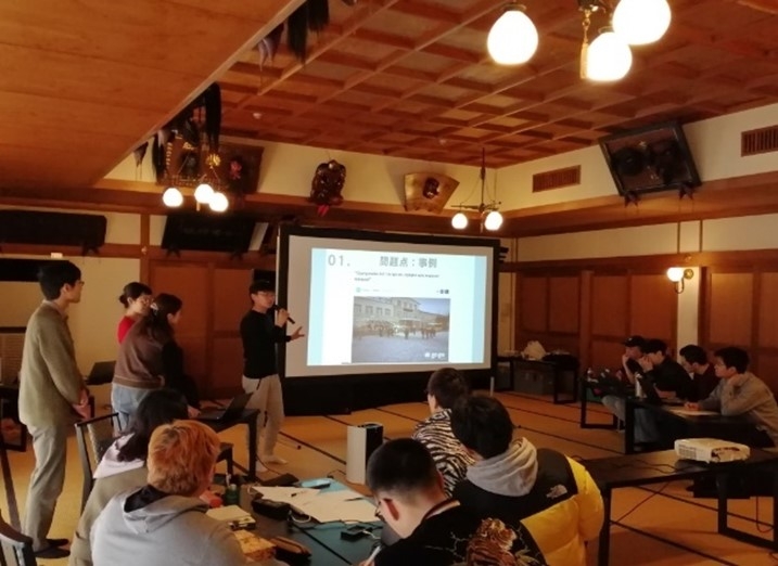 聞いている参加者に向かって発表をしている参加者