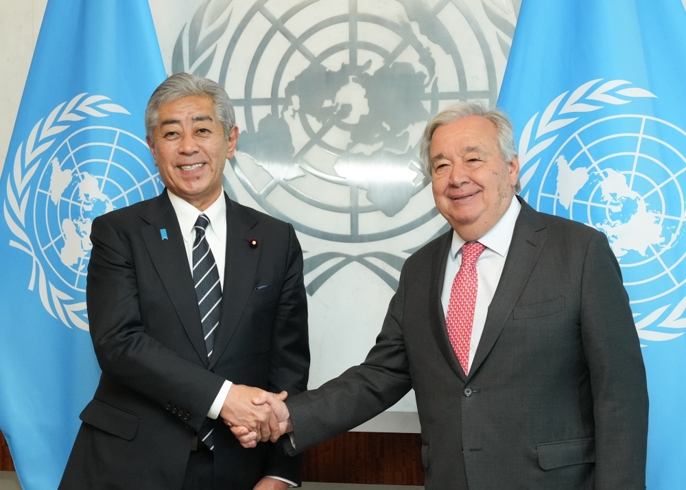 グテーレス国連事務総長と握手して写真撮影に応じる岩屋外務大臣
