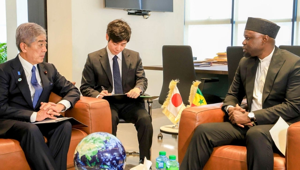 ソンコ・セネガル首相と会談する岩屋外務大臣