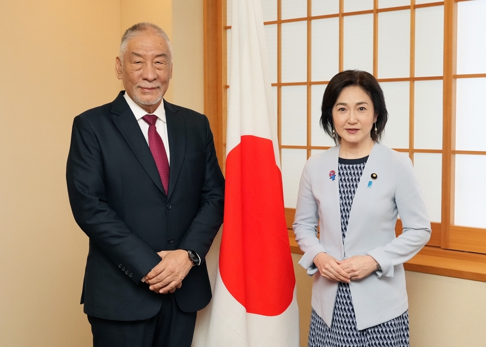 日の丸の国旗の前で駐日ブータン王国特命全権大使と記念撮影に応じる生稲外務大臣政務官の姿