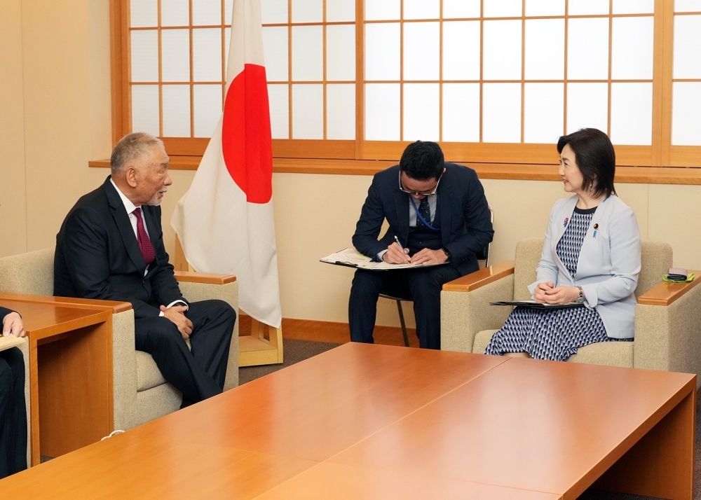 駐日ブータン王国特命全権大使の表敬を受ける生稲大臣政務官の様子