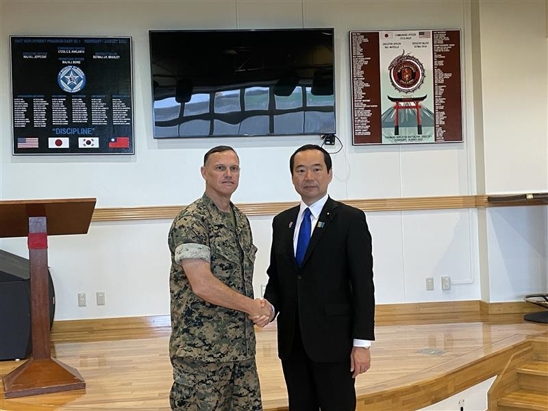 ウォルフォード米海兵隊太平洋基地司令官と握手する藤井副大臣