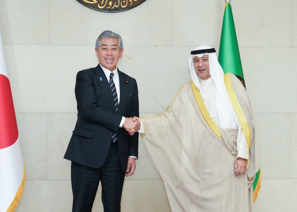 ブダイウィGCC事務総長と握手をする岩屋外務大臣