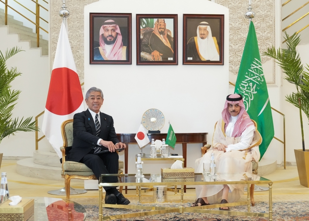 岩屋外務大臣とファイサル・サウジアラビア外務大臣との会談の様子