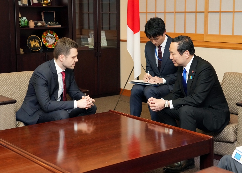 北マケドニア外務・貿易大臣と会談する藤井外務副大臣の様子