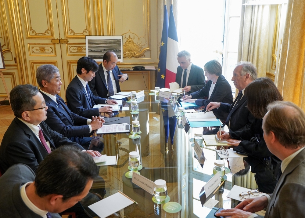 バイルー首相と意見交換する岩屋外務大臣