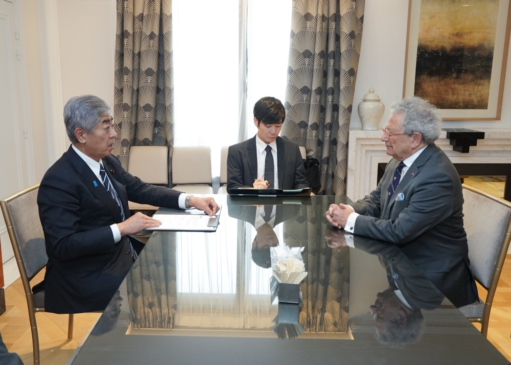 岩屋外務大臣とドミニク・モイジ ・モンテーニュ研究所特別顧問との意見交換をする様子