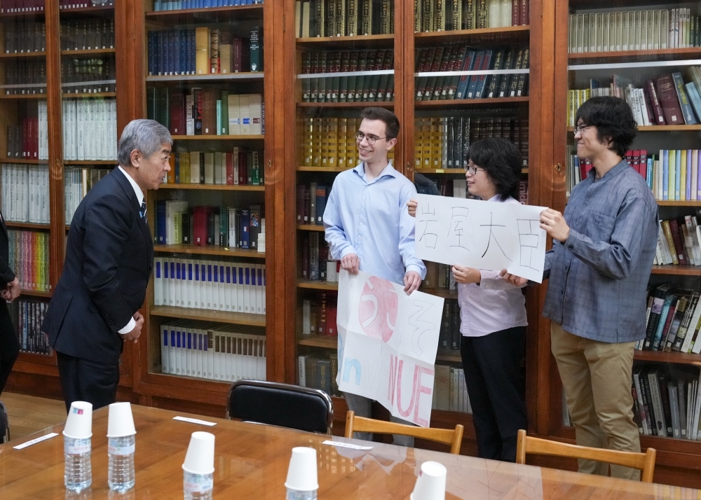 パリ国際大学都市日本館関係者に挨拶をする岩屋外務大臣