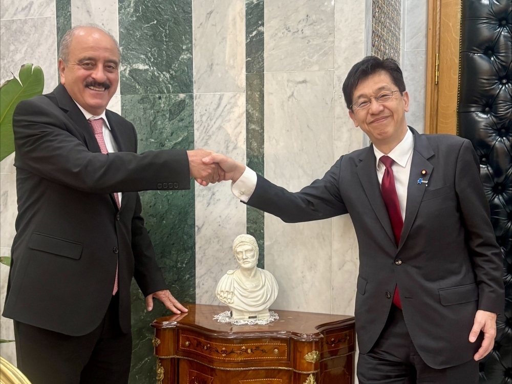 ナフティ外相と握手する松本政務官