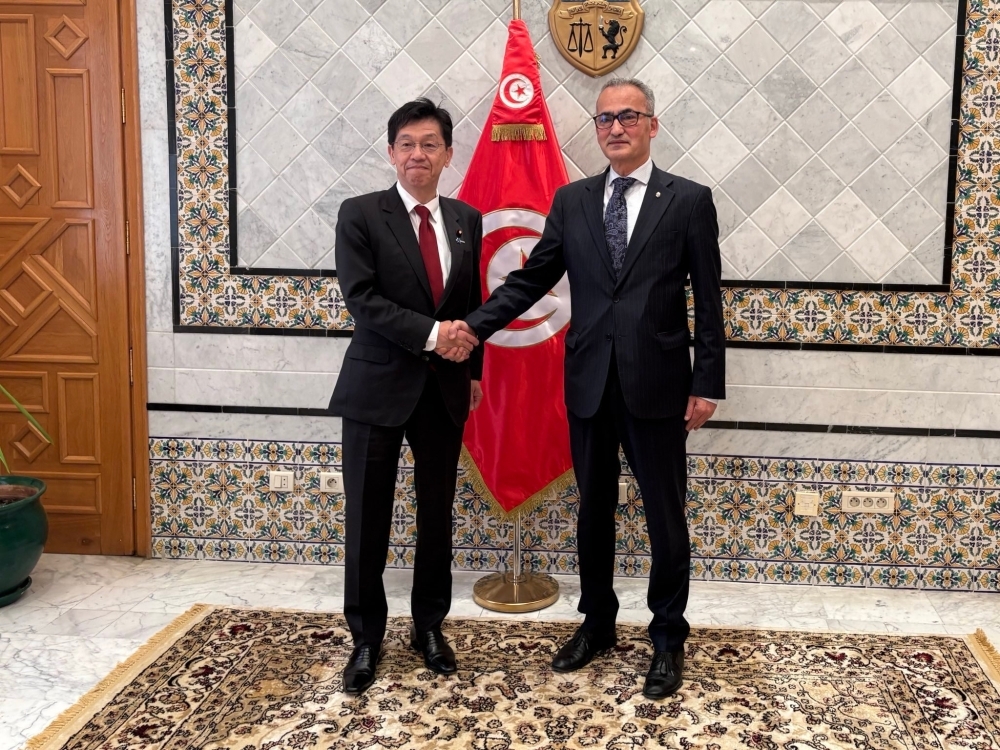 アイエド国務長官と握手する松本政務官