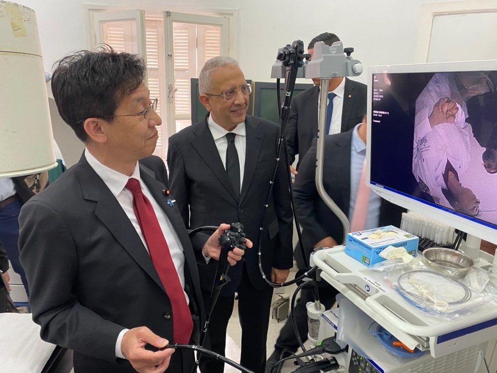 ラブタ病院を視察する松本政務官の様子