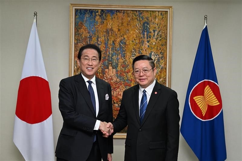 カオ・キムホンASEAN事務総長と握手する岸田総理特使