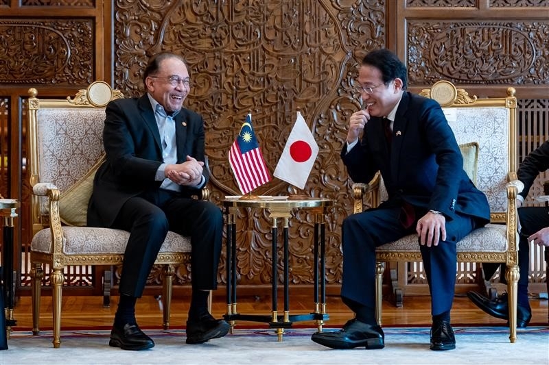 岸田総理特使とアンワル大統領の会談の様子