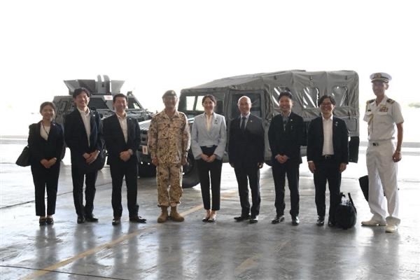 英利外務大臣政務官と日本の自衛隊員との記念写真