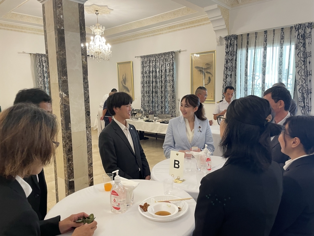 ジブチの在留邦人と意見交換をする英利外務大臣政務官