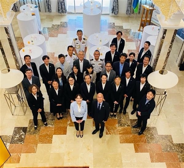 英利外務大臣政務官とジブチの在留邦人との記念写真