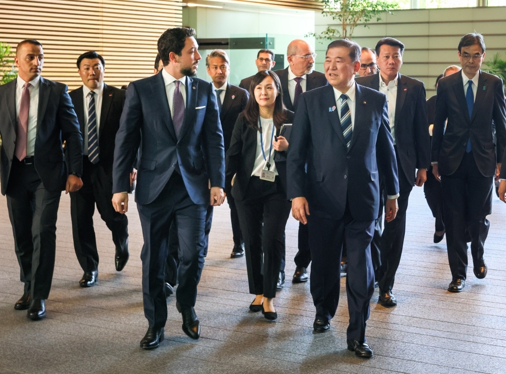 会話をしながら会談会場に向かう石破総理大臣とフセイン・ヨルダン皇太子殿下