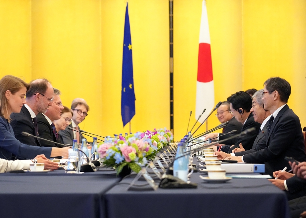 第6回日・EUハイレベル経済対話で話し合う岩屋大臣と欧州委員会貿易・経済安全保障担当兼機関間関係・透明性担当委員の様子